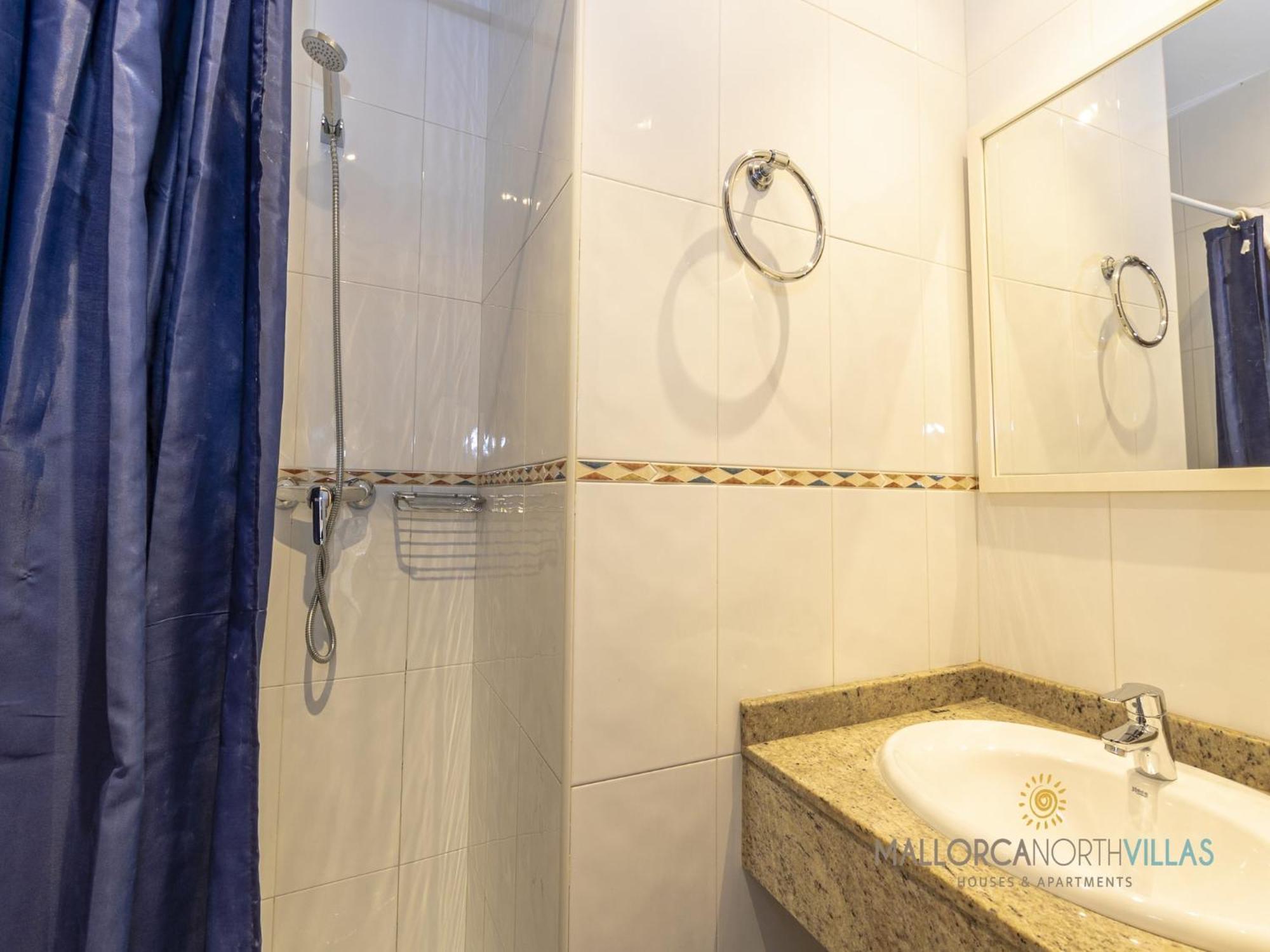 Apartment Private With Inviting Space *